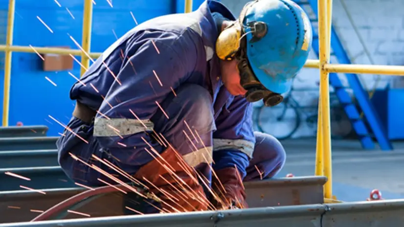 Un ragazzo al lavoro