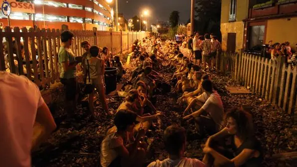 Il Lio Bar e la folla lungo i binari del treno