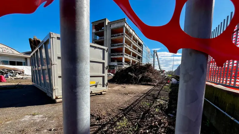 I lavori di smantellamento in corso - © www.giornaledibrescia.it