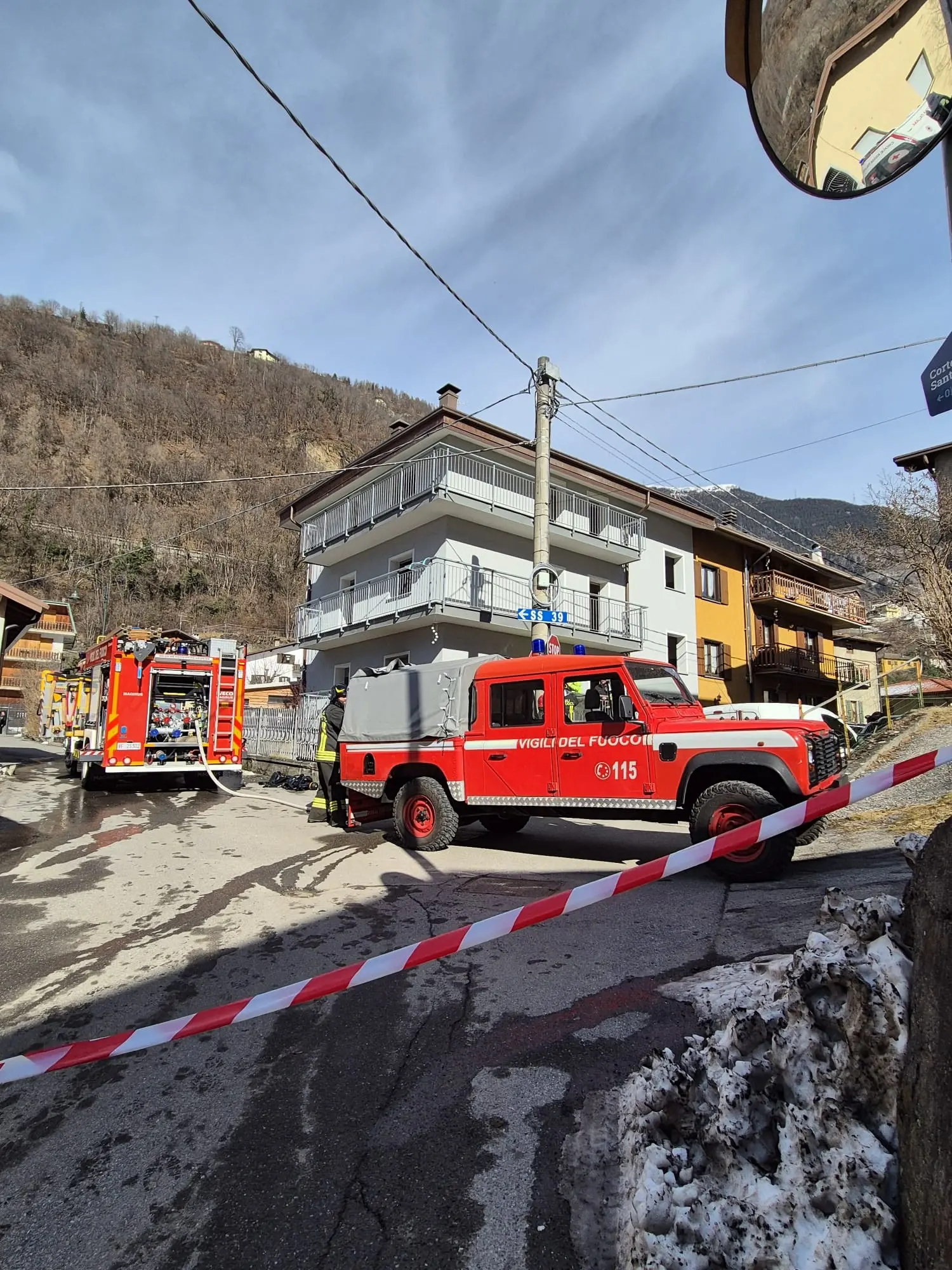 I mezzi di soccorso in via Paolo VI a Corteno Golgi