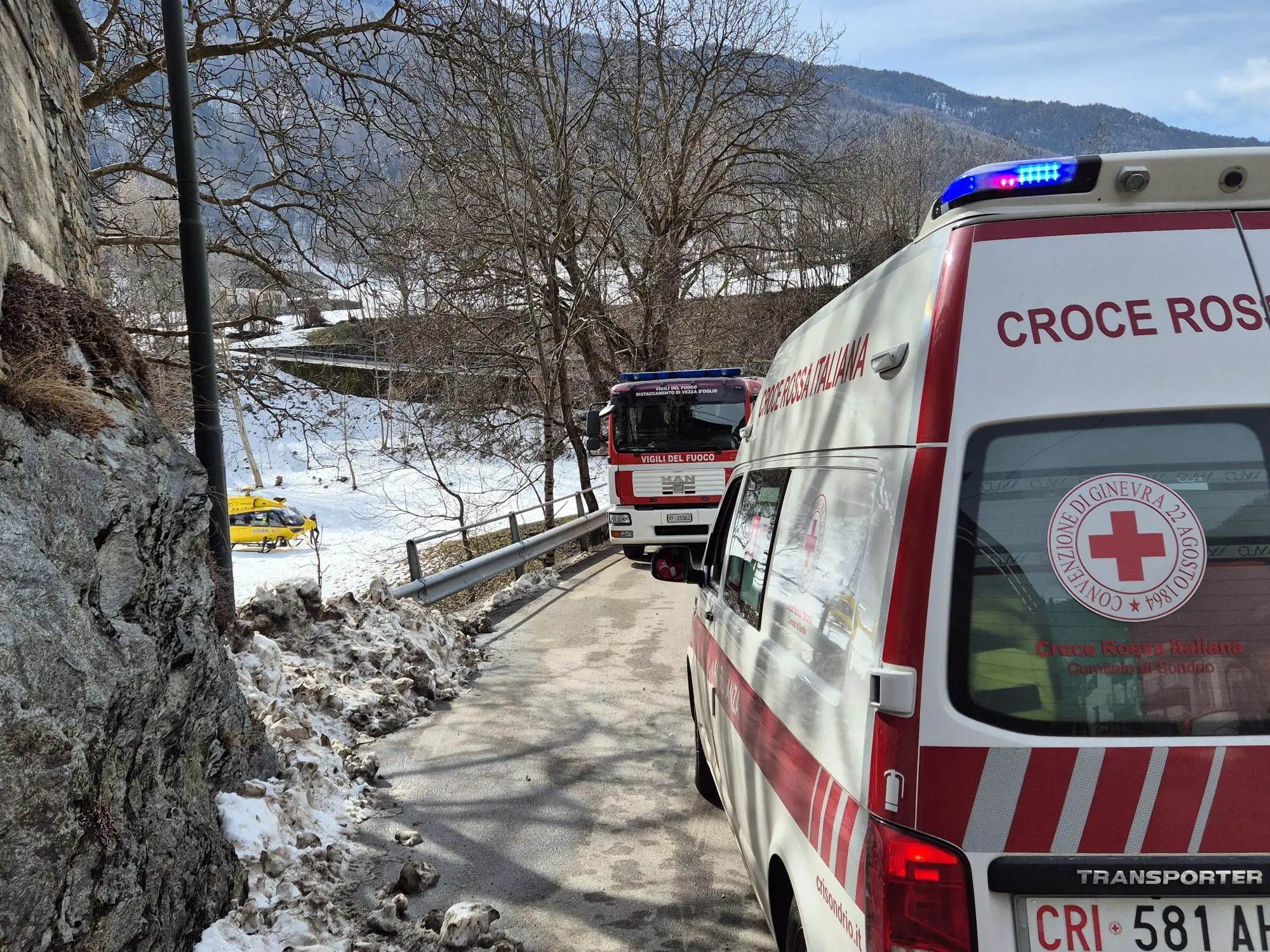 I mezzi di soccorso in via Paolo VI a Corteno Golgi