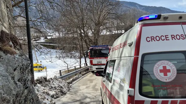I mezzi di soccorso in via Paolo VI a Corteno Golgi