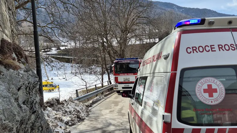 I mezzi di soccorso in via Paolo VI a Corteno Golgi