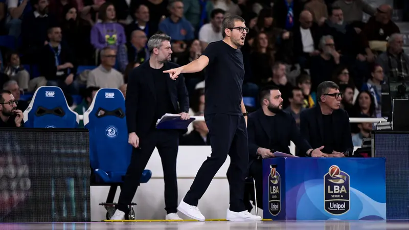 L'allenatore della Germani Matteo Cotelli - Foto New Reporter Checchi © www.giornaledibrescia.it