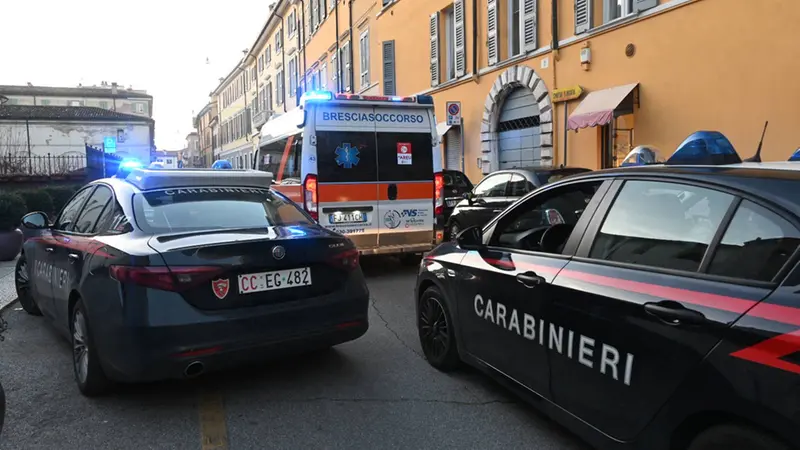 I carabinieri e l'ambulanza in via San Francesco - Foto Marco Ortogni/Neg © www.giornaledibrescia.it
