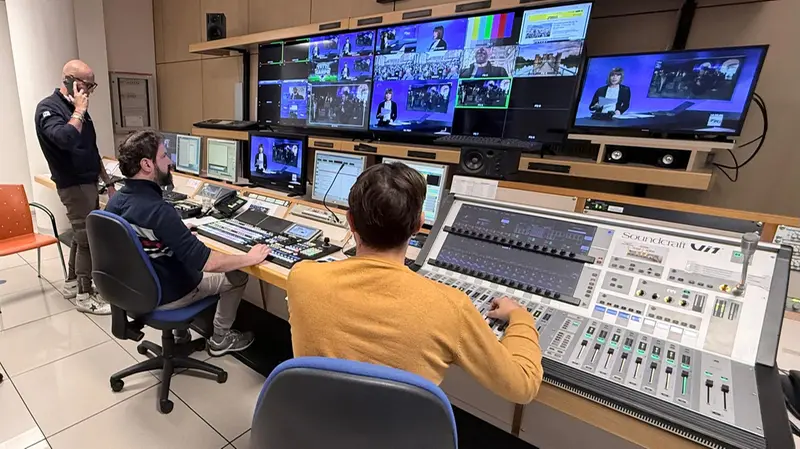 Tecnici di Teletutto al lavoro in regia durante il telegiornale