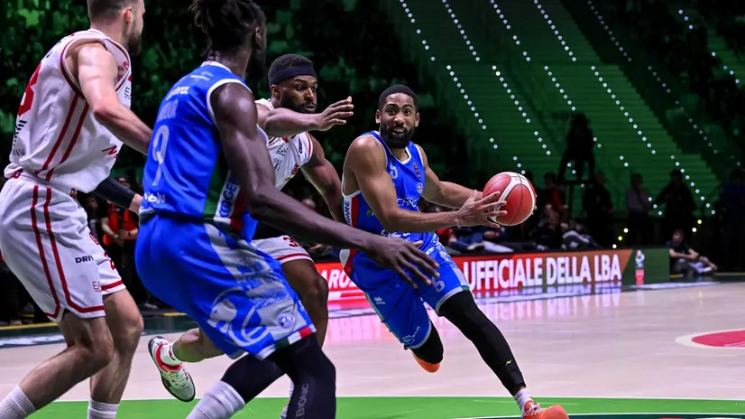 Massinburg e Ndour, contro l'Olimpia Milano - © ClaudioDegaspari // CIAMILLO-CASTORIA