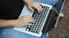 Giovane al pc per cercare offerte di lavoro