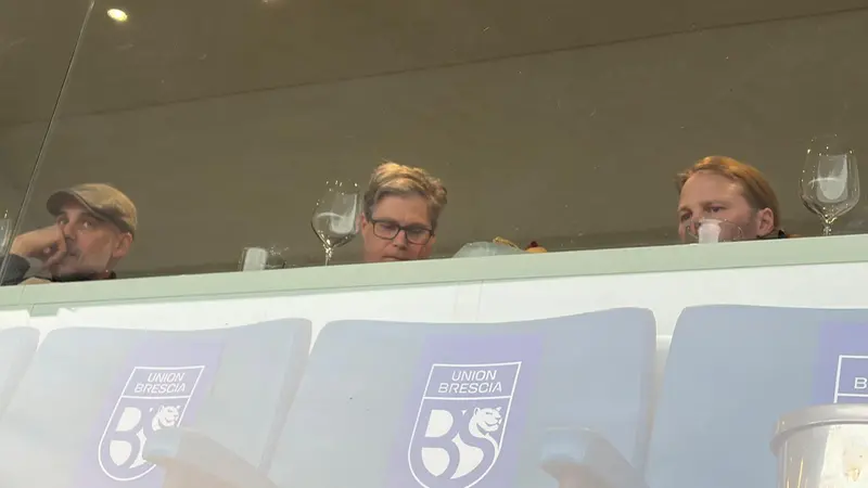 Nel box con Guardiola il club manager Piovani e Bjarnason - © www.giornaledibrescia.it