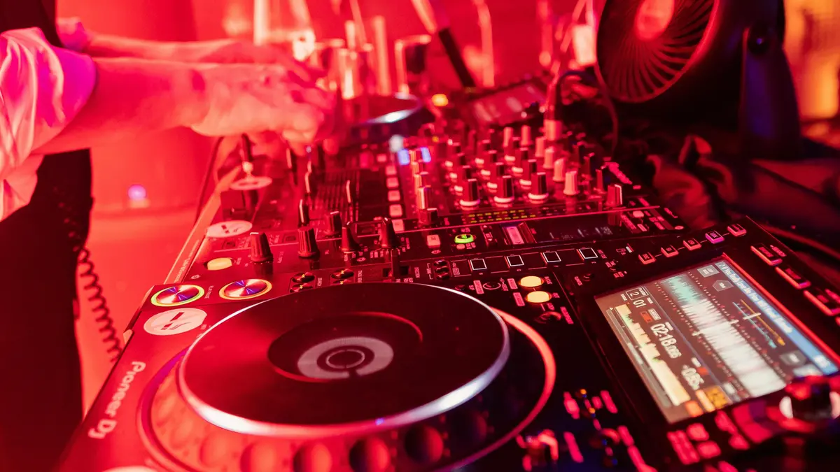 Un dj in consolle