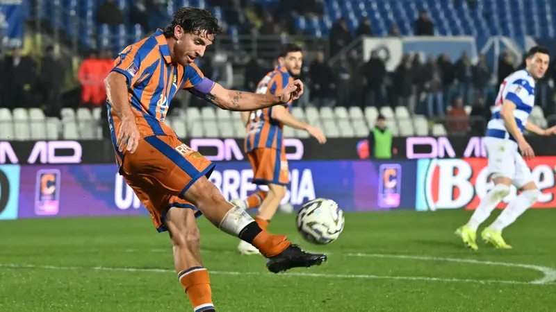 Il destro vincente di Balestrero - Foto New Reporter Pasotti © www.giornaledibrescia.it