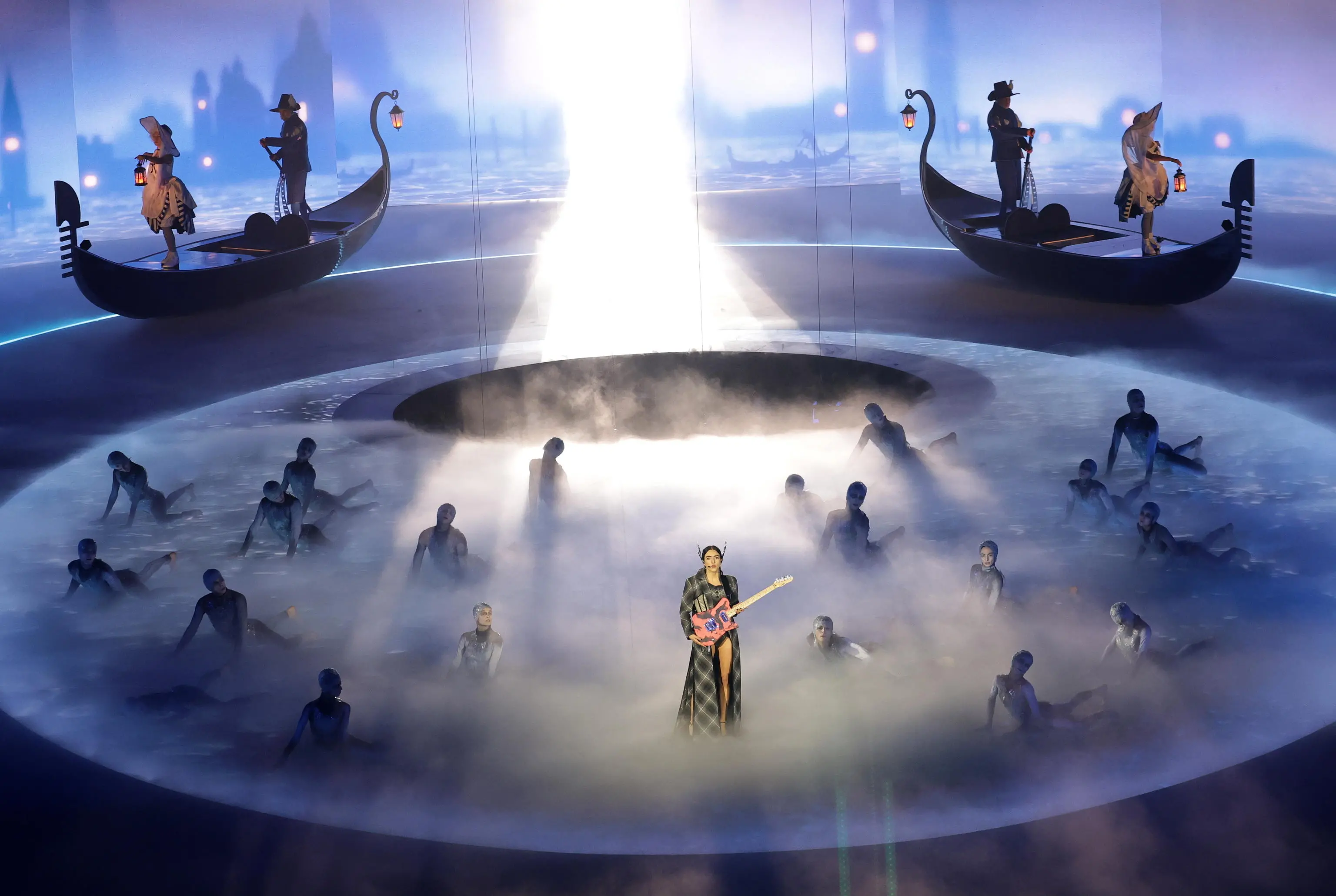 Joan Thiele con Roberto Bolle alla cerimonia conclusiva delle Olimpiadi