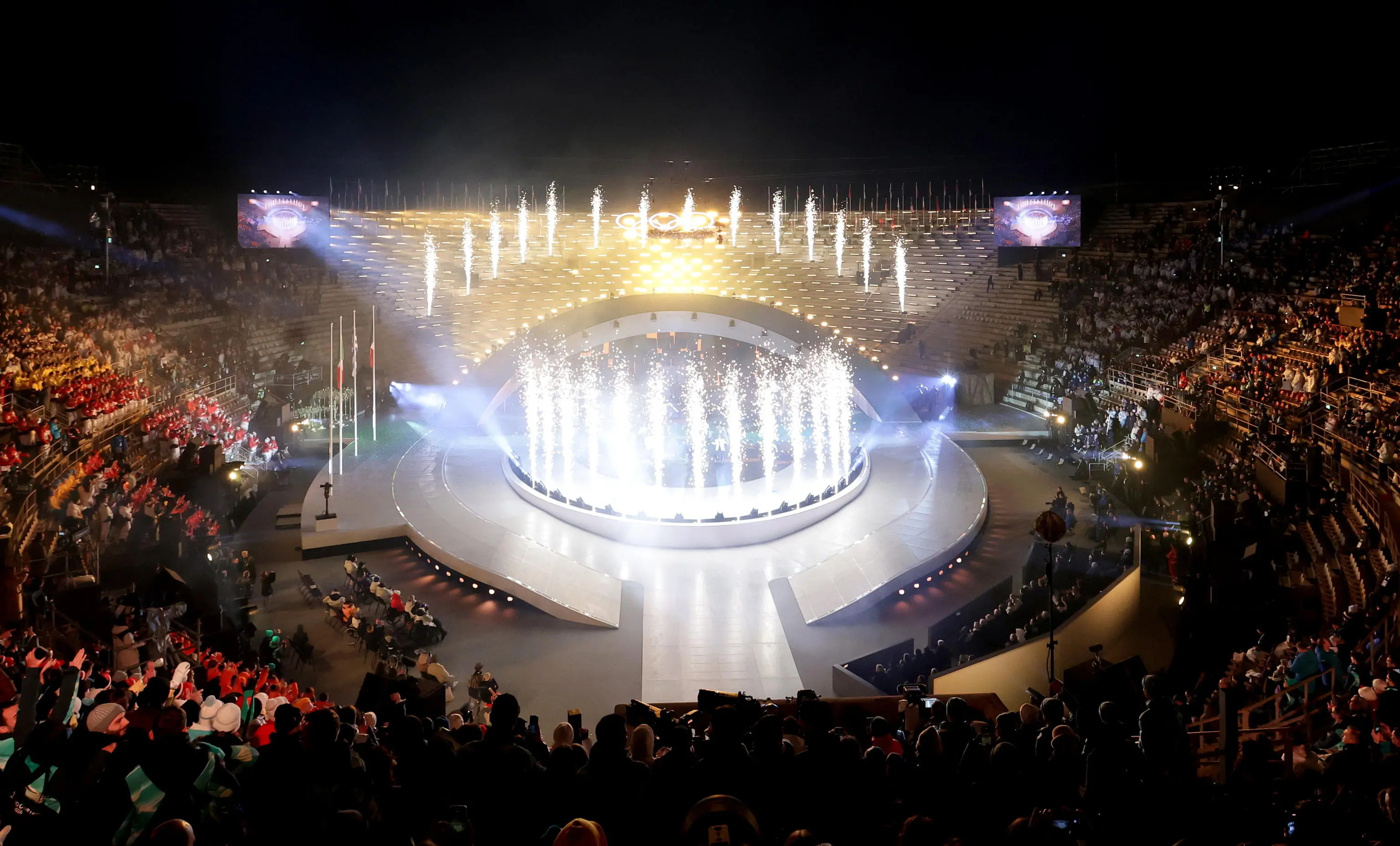 La cerimonia conclusiva delle Olimpiadi di Milano-Cortina