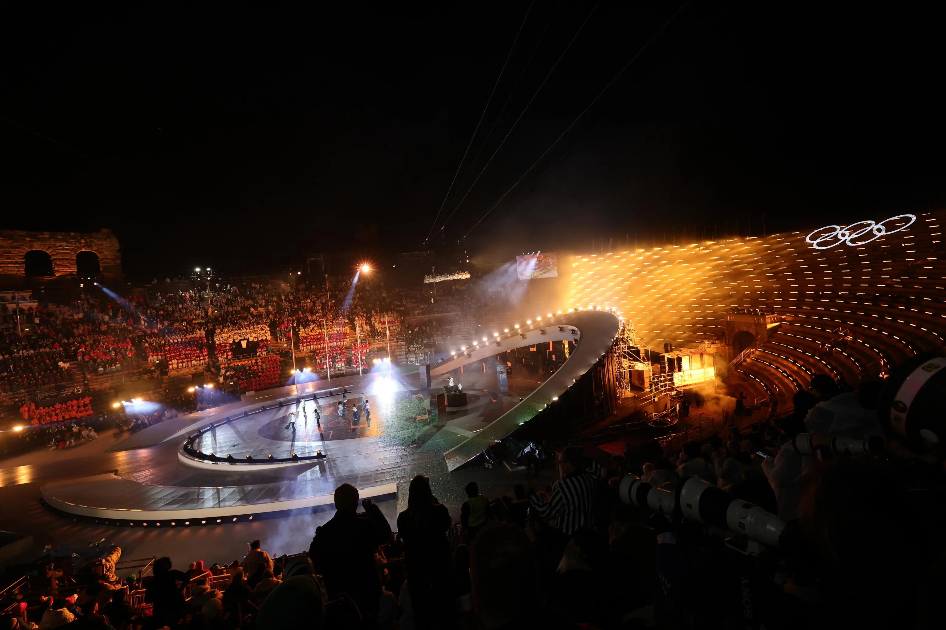 La cerimonia conclusiva delle Olimpiadi di Milano-Cortina
