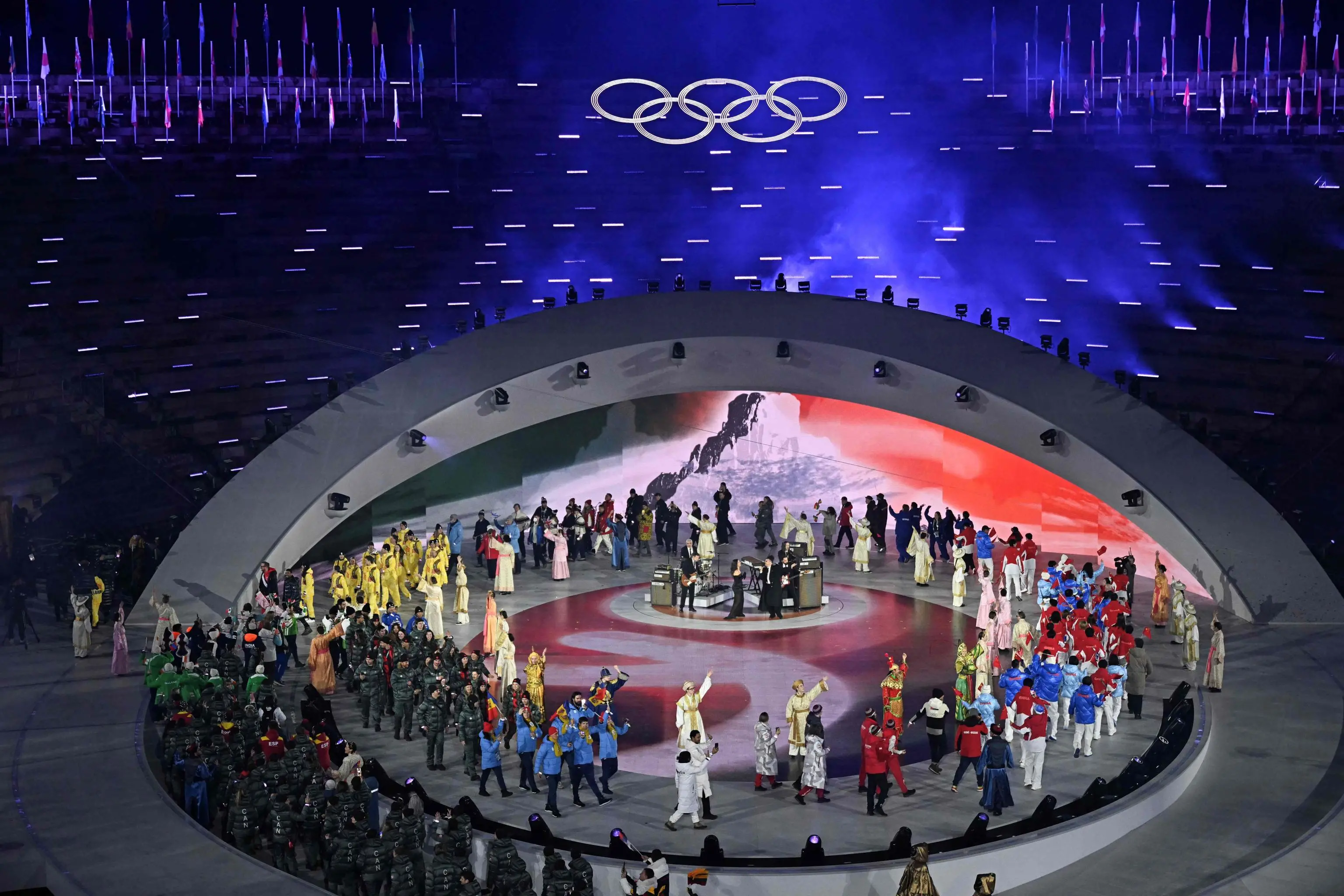 La cerimonia conclusiva delle Olimpiadi di Milano-Cortina