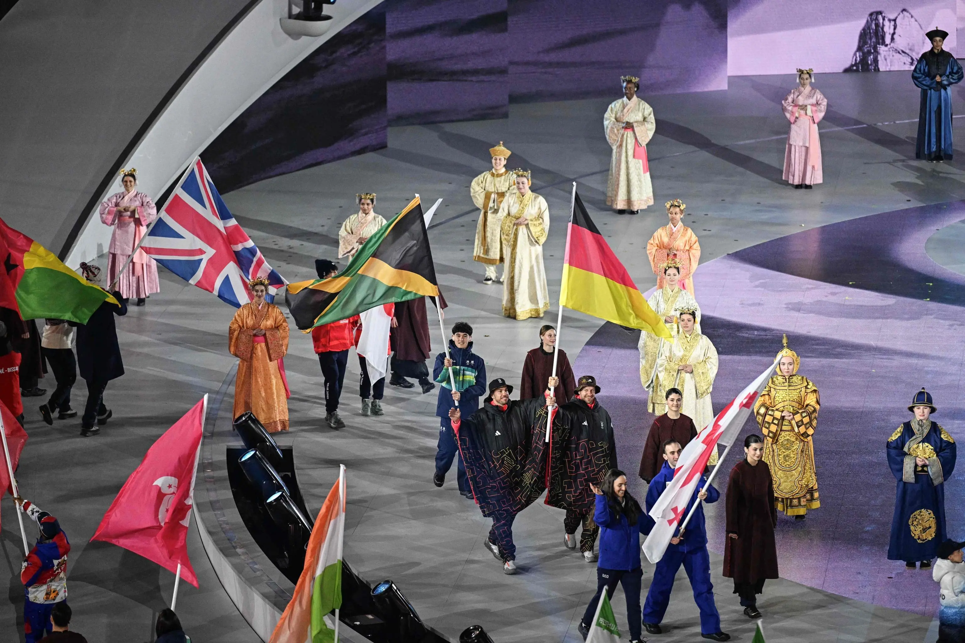 La cerimonia conclusiva delle Olimpiadi di Milano-Cortina