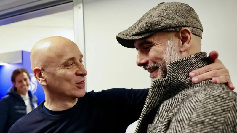 L'abbraccio con Corini - © www.giornaledibrescia.it