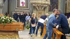 Il marito al funerale della moglie - Ansa © www.giornaledibrescia.it