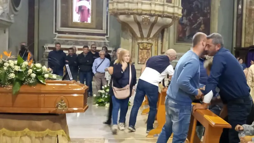 Il marito al funerale della moglie - Ansa © www.giornaledibrescia.it