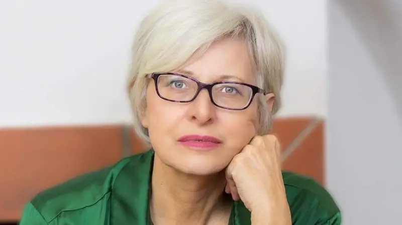 Carmen Vitali con il suo libro «Lasciamole andare... Spunti e appunti di una dipendente affettiva»