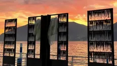 Una delle quattro installazioni per raccontare il Sebino - © www.giornaledibrescia.it