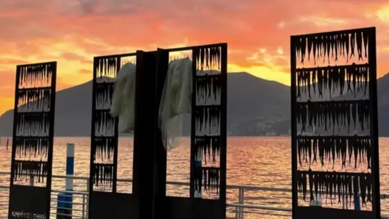 Una delle quattro installazioni per raccontare il Sebino - © www.giornaledibrescia.it