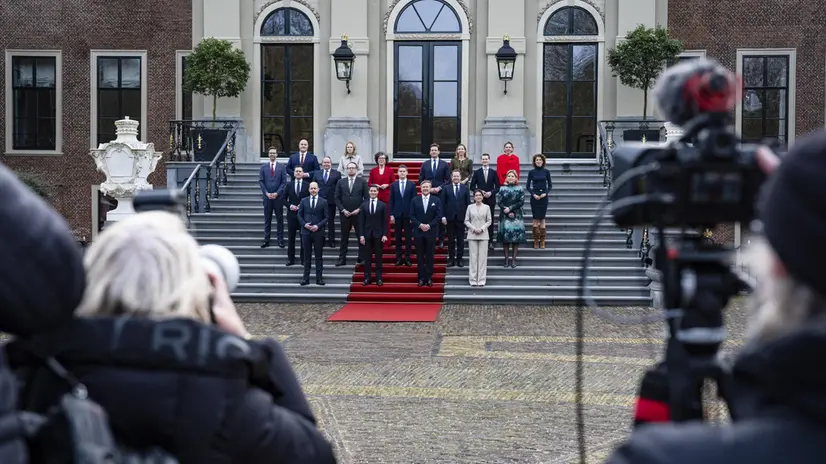 Il primo ministro Rob Jetten con la sua squadra di governo - Ansa © www.giornaledibrescia.it