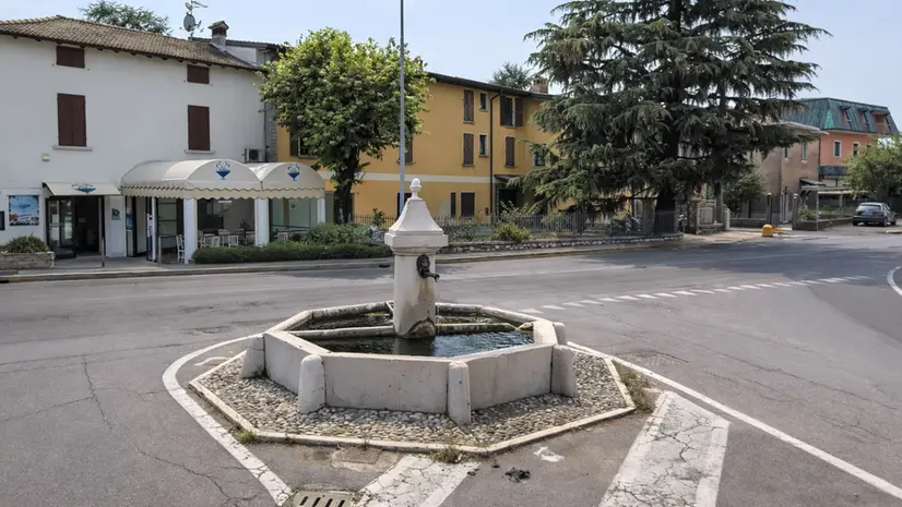 La fontana della frazione Carzago - © www.giornaledibrescia.it