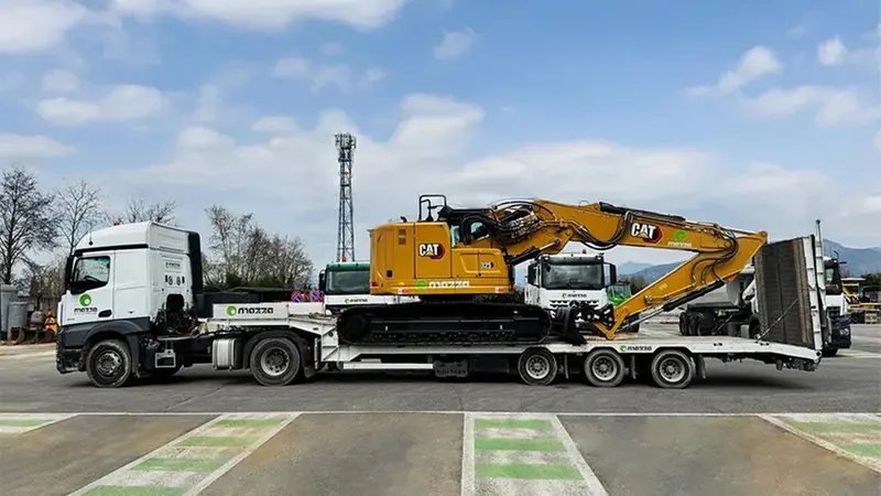 Un mezzo escavatore Mazza