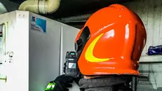 Un intervento dei Vigili del fuoco su una caldaia - © www.giornaledibrescia.it