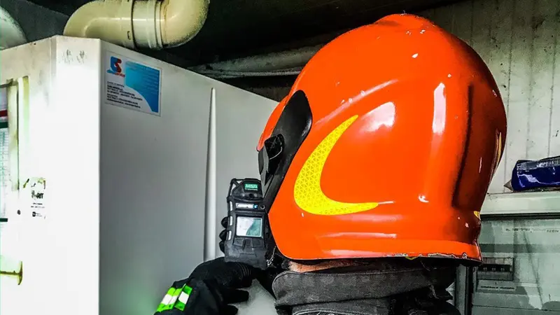 Un intervento dei Vigili del fuoco su una caldaia - © www.giornaledibrescia.it