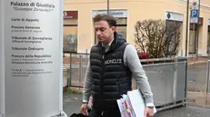 Giacomo Bozzoli fuori dal Tribunale di Brescia