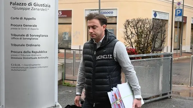 Giacomo Bozzoli fuori dal Tribunale di Brescia