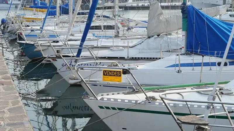 Barche ormeggiate nel porto di Desenzano - Foto Marco Ortogni/Neg © www.giornaledibrescia.it