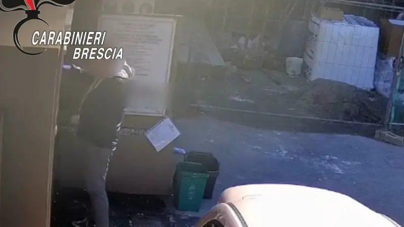 La consegna del denaro ripresa dai carabinieri