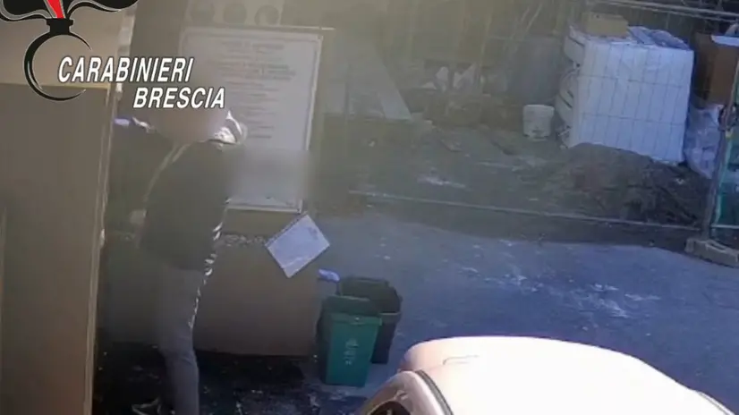 La consegna del denaro ripresa dai carabinieri