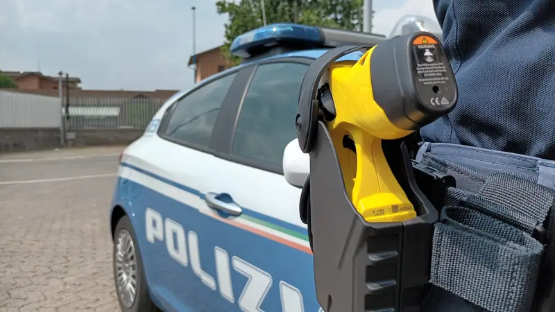 Un taser in dotazione della polizia a Brescia - © www.giornaledibrescia.it