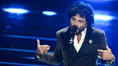 Francesco Renga sul palco dell'Ariston - Foto Ansa/Ettore Ferrari © www.giornaledibrescia.it