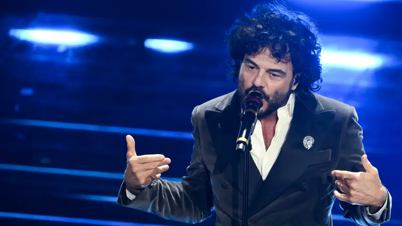 Francesco Renga sul palco dell'Ariston - Foto Ansa/Ettore Ferrari © www.giornaledibrescia.it