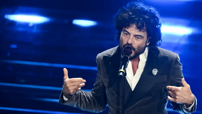 Francesco Renga sul palco dell'Ariston - Foto Ansa/Ettore Ferrari © www.giornaledibrescia.it