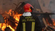 Un Vigile del fuoco in azione - © www.giornaledibrescia.it