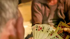 Anziani che giocano a carte - ©www.giornaledibrescia.it