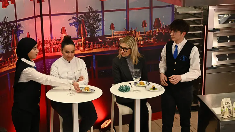 Gli studenti di sala durante il servizio dei finger food - Foto New Reporter Favretto © www.giornaledibrescia.it