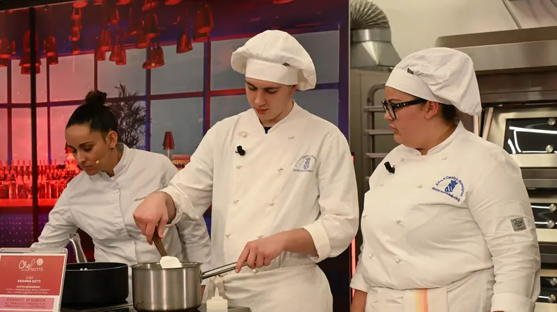 La chef Arianna Gatti insieme agli studenti di cucina - Foto New Reporter Favretto © www.giornaledibrescia.it