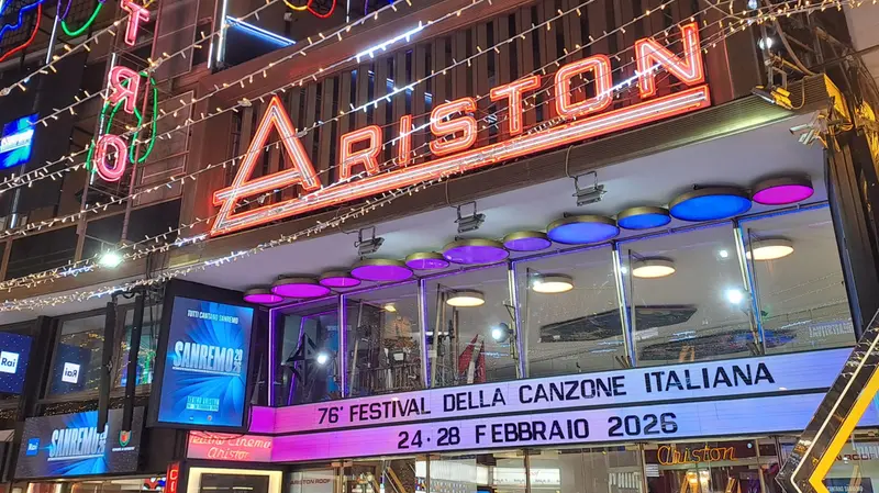 Tutto pronto per la seconda serata sul palco dell'Ariston - Foto Ansa/Giogiana Cristalli © www.giornaledibrescia.it