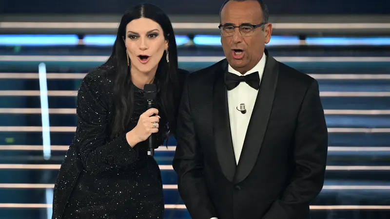 I conduttori Pausini e Conti nella seconda serata di Sanremo - Foto Ansa/Riccardo Antimiani © www.giornaledibrescia.it