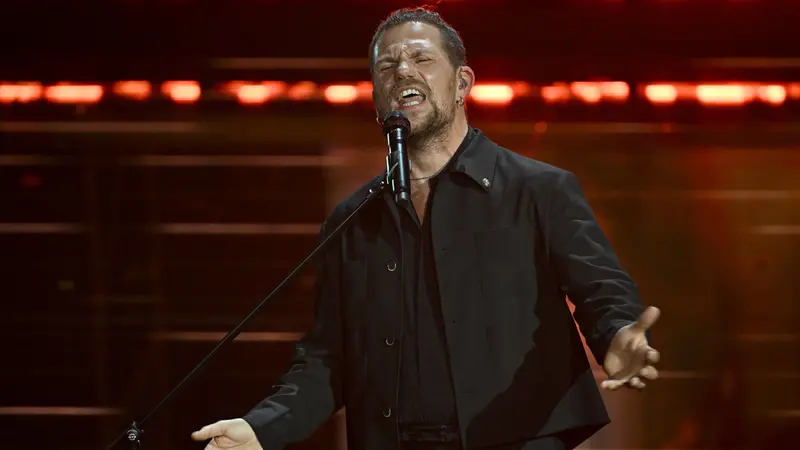 Enrico Nigiotti sul palco - Foto Ansa/Riccardo Antimiani © www.giornaledibrescia.it