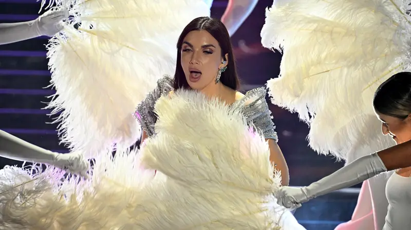 Elettra Lamborghini tra le piume - Foto Ansa/Riccardo Antimiani © www.giornaledibrescia.it