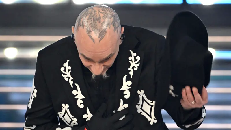 J-Ax si inchina al pubblico - Foto Ansa/Riccardo Antimiani © www.giornaledibrescia.it