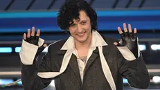 Ermal Meta sul palco dell'Ariston - Foto Ansa/Riccardo Antimiani © www.giornaledibrescia.it